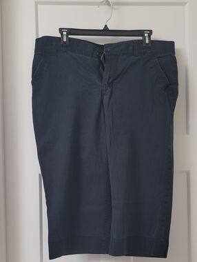 Dockers Ladies Capris. Black. Size 14.
